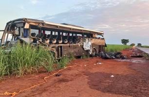 Acidente entre caminhão e ônibus com universitários deixa 12 mortos em São Paulo (Foto: Guilherme Leoni/EPTV) Acidente entre caminhão e ônibus com universitários deixa 12 mortos em São Paulo (Foto: Guilherme Leoni/EPTV)