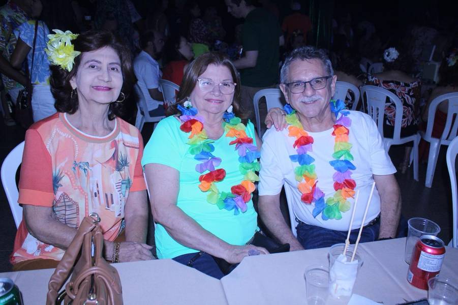 Baile do Hawaii anima foliões no Iate Clube de Teresina