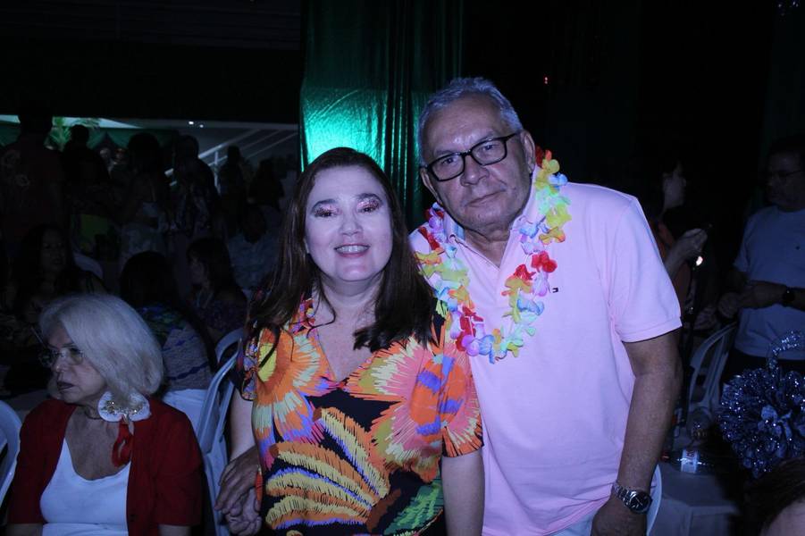 Baile do Hawaii anima foliões no Iate Clube de Teresina