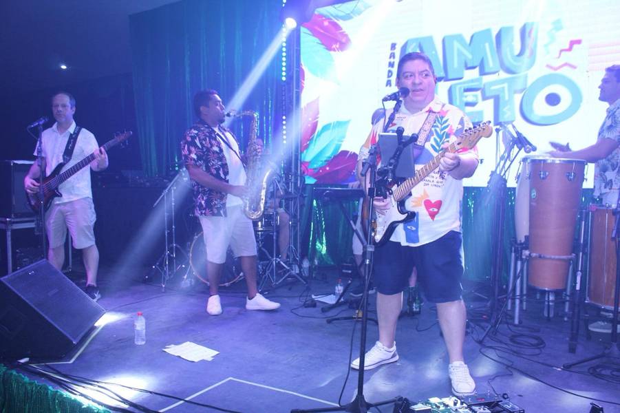 Baile do Hawaii anima foliões no Iate Clube de Teresina