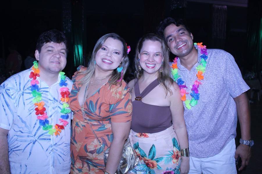 Baile do Hawaii anima foliões no Iate Clube de Teresina