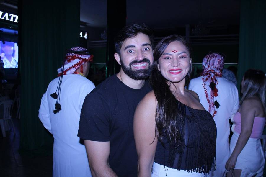 Baile do Hawaii anima foliões no Iate Clube de Teresina