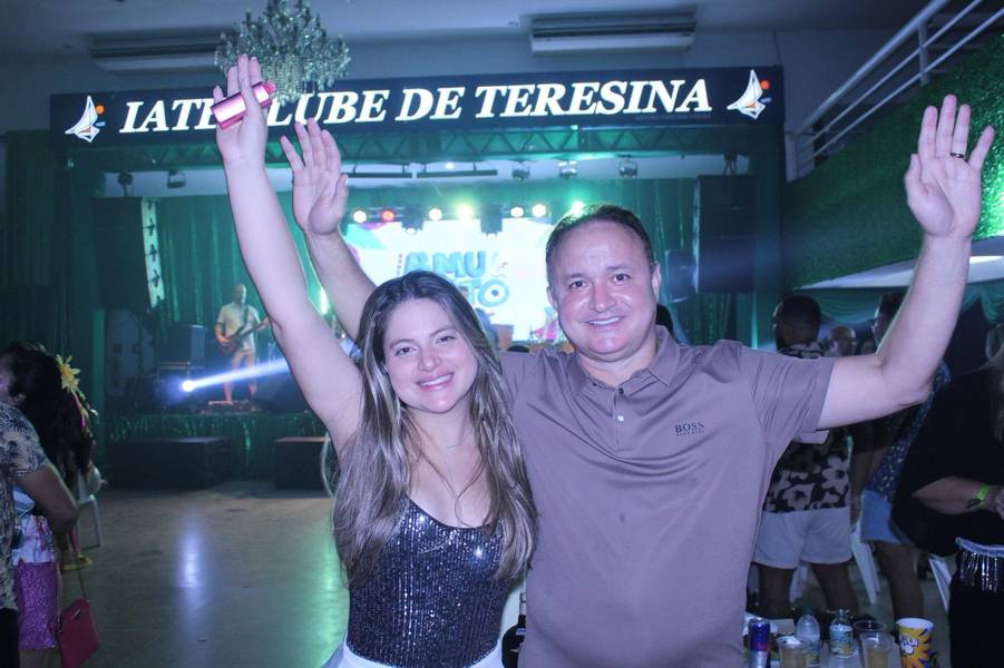 Baile do Hawaii anima foliões no Iate Clube de Teresina