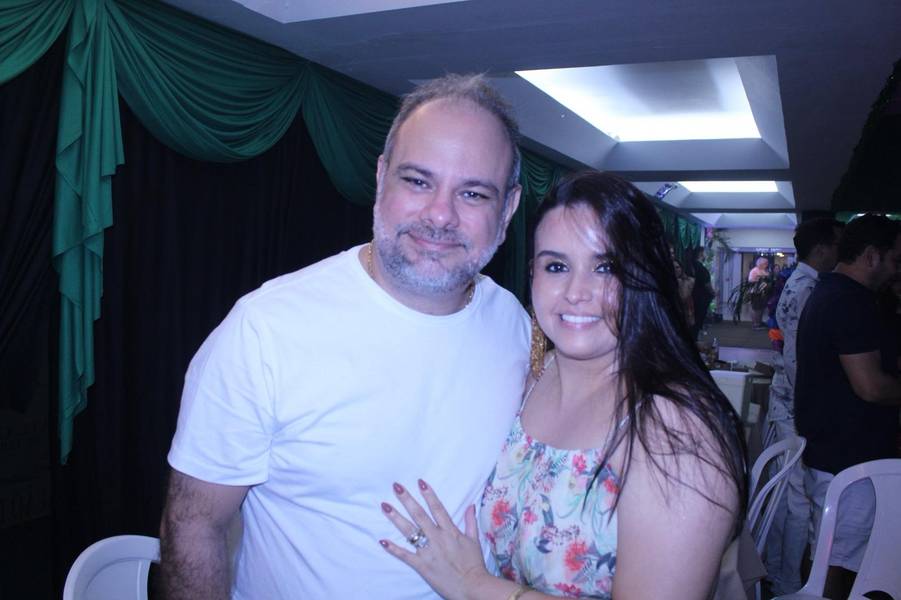 Baile do Hawaii anima foliões no Iate Clube de Teresina