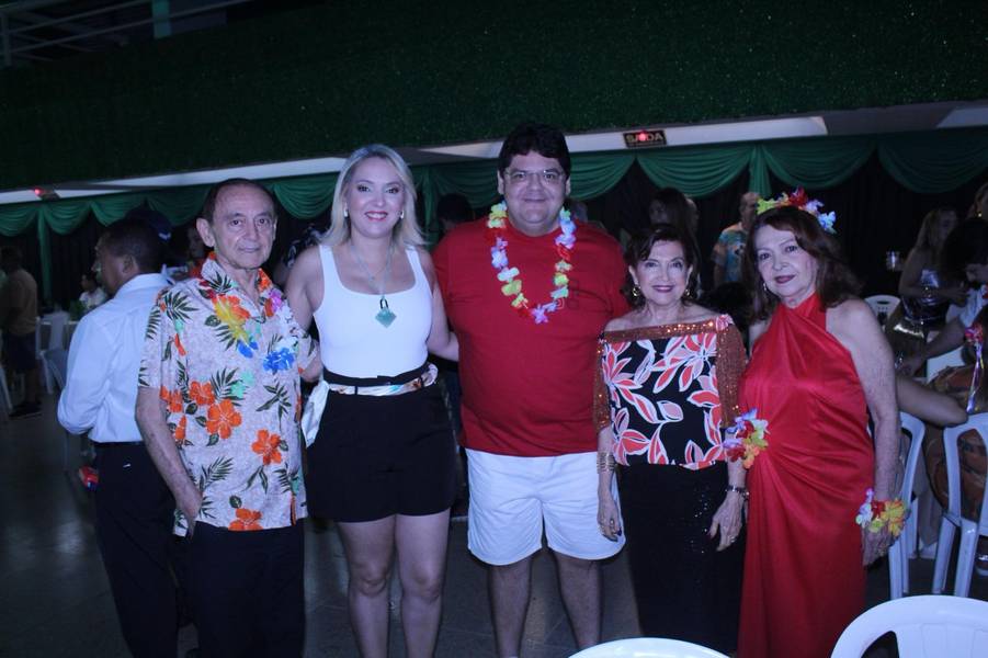 Baile do Hawaii anima foliões no Iate Clube de Teresina