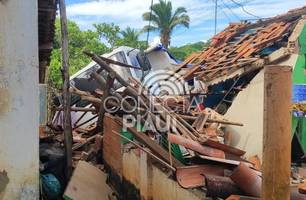Caminhão desgovernado invade residência e deixa jovem ferida em Nazária (Foto: Repórter 12/Conecta Piauí) Caminhão desgovernado invade residência e deixa jovem ferida em Nazária (Foto: Repórter 12/Conecta Piauí)
