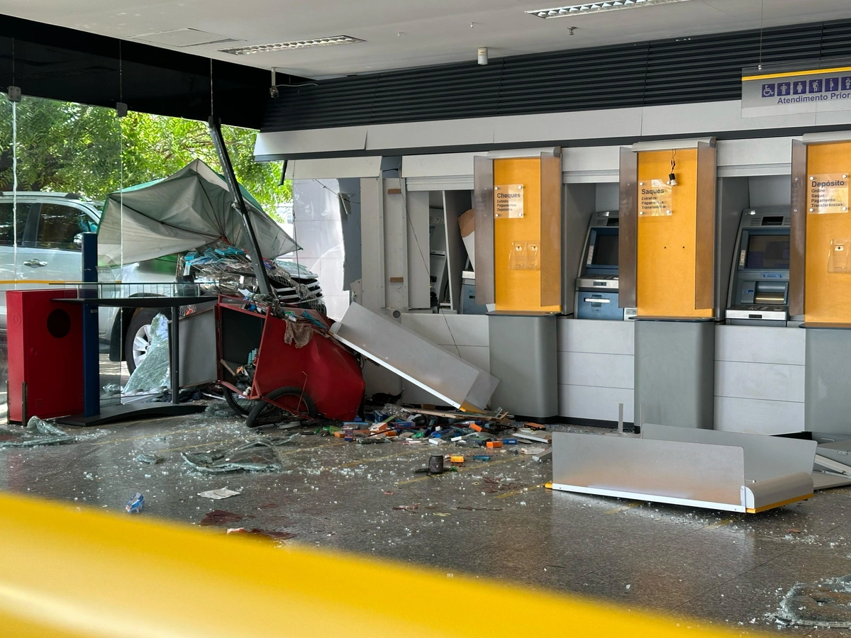 Caminhonete invade agência bancária e atropela ambulante na zona Sul de Teresina