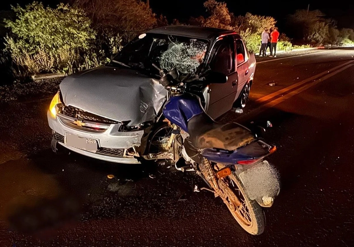 Colisão entre carro e motocicleta deixa idoso morto na BR-407, em Acauã
