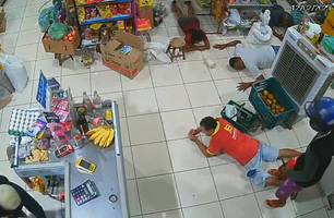 Criminosos levam chiclete, calabresa e cachaça durante arrastão em Timon (Foto: Reprodução) Criminosos levam chiclete, calabresa e cachaça durante arrastão em Timon (Foto: Reprodução)