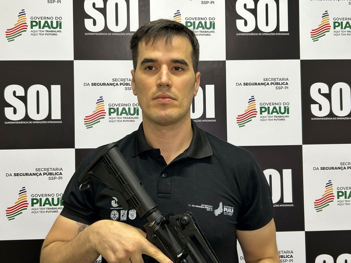 Delegado Matheus Zanatta e arma apreendida durante prisão de empresário
