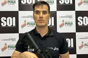 Delegado Matheus Zanatta e arma apreendida durante prisão de empresário (Foto: Conecta Piauí) Delegado Matheus Zanatta e arma apreendida durante prisão de empresário (Foto: Conecta Piauí)