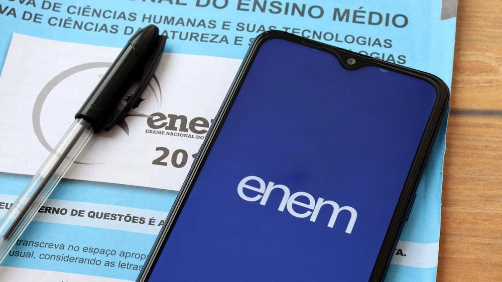 Deputada solicita proibição de celulares em locais de provas do ENEM