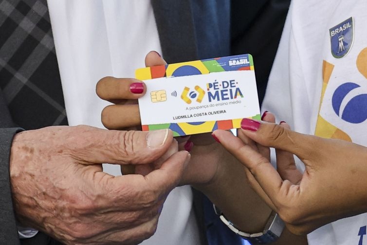 Entrega de cartões do Programa Pé-de-Meia