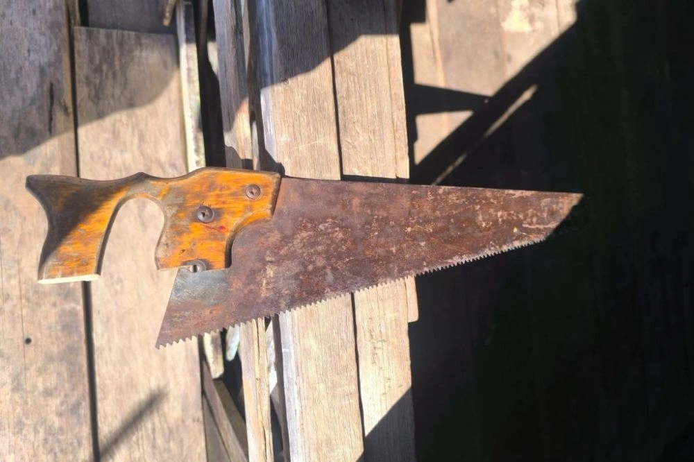 Homem é preso por tentar matar companheira com serrote no Amazonas