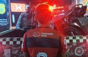 Homem empina moto na frente de viatura e é preso em município no Piauí (Foto: Reprodução) Homem empina moto na frente de viatura e é preso em município no Piauí (Foto: Reprodução)