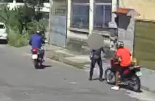 Irmãos tentam roubar moto, mas falham e são agredidos por moradores no ES (Foto: Reprodução) Irmãos tentam roubar moto, mas falham e são agredidos por moradores no ES (Foto: Reprodução)