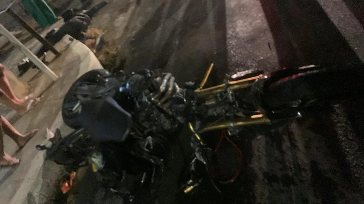 Jovem fica gravemente ferido após colidir motocicleta contra ônibus em Teresina