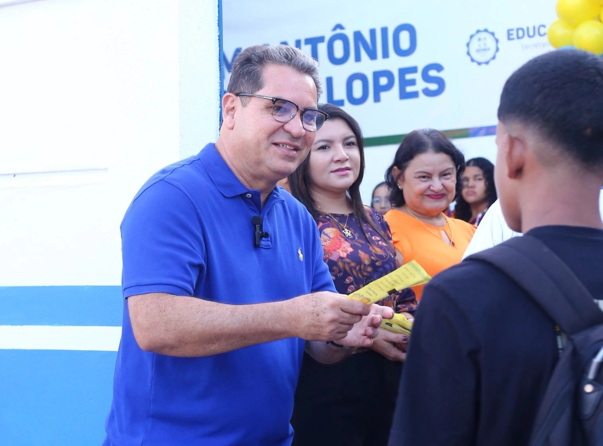 Júnior Carvalho dá boas-vindas aos alunos no início das aulas em Demerval Lobão