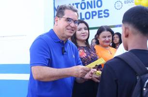 Júnior Carvalho dá boas-vindas aos alunos no início das aulas em Demerval Lobão (Foto: SECOM) Júnior Carvalho dá boas-vindas aos alunos no início das aulas em Demerval Lobão (Foto: SECOM)