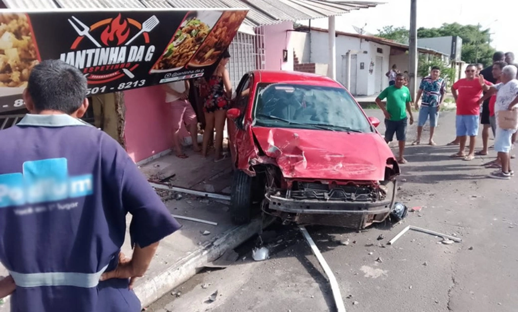 Motorista supostamente embriagado colide contra pontos comerciais em Teresina