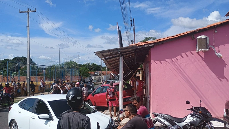 Motorista supostamente embriagado colide contra pontos comerciais em Teresina