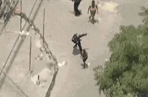 PM tropeça e deixa suspeito fugir durante operação no Rio de Janeiro (Foto: Reprodução)
