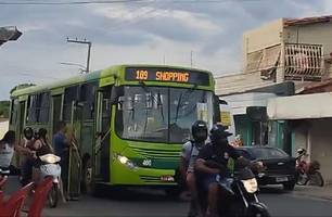 Porta de ônibus cai em rota no bairro São Joaquim, zona Norte de Teresina (Foto: Reprodução) Porta de ônibus cai em rota no bairro São Joaquim, zona Norte de Teresina (Foto: Reprodução)
