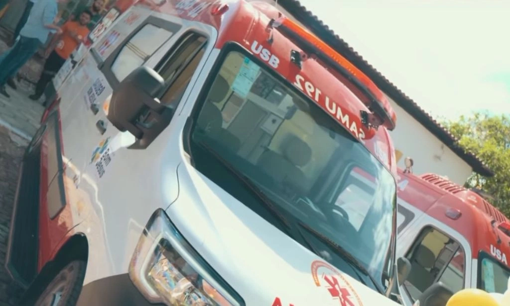 Prefeito de Bom Jesus entrega duas novas ambulâncias para o SAMU