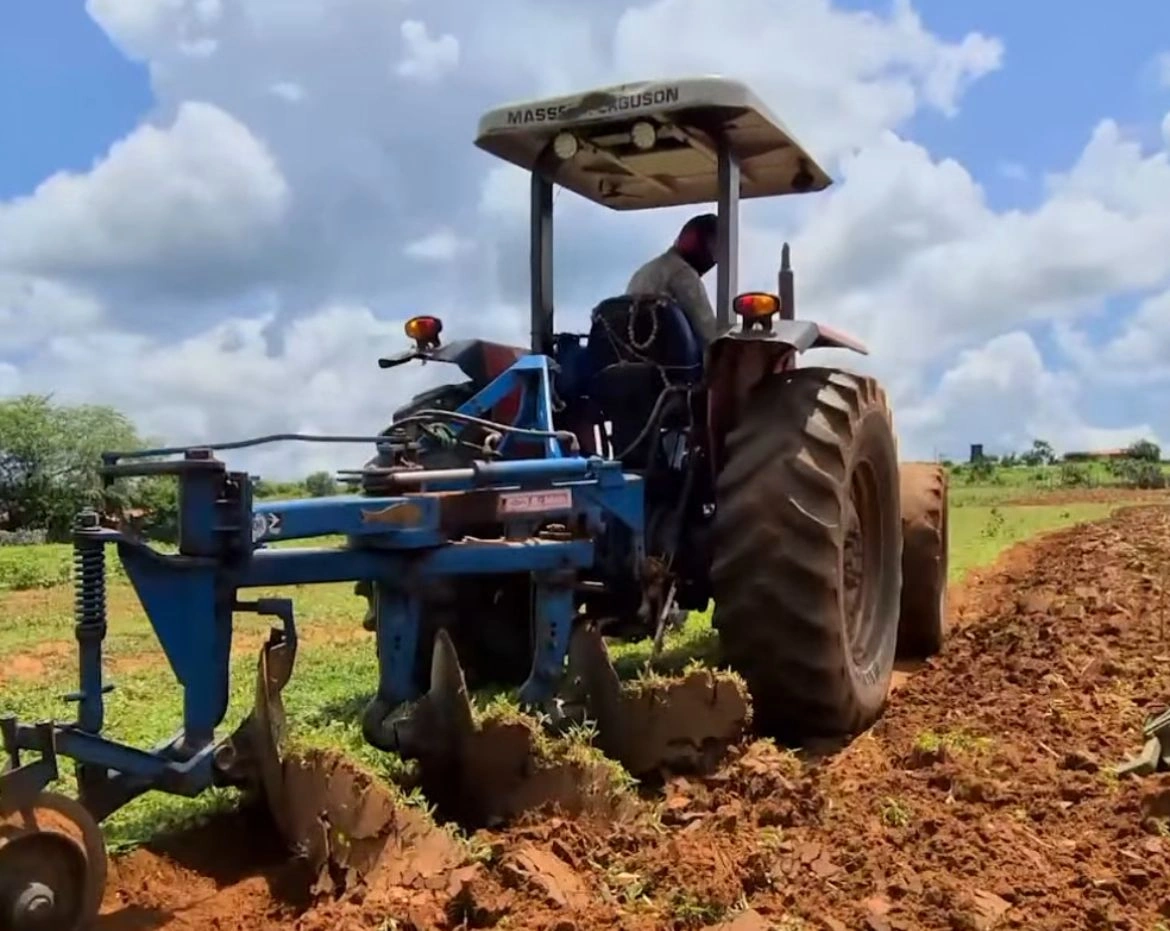 Prefeitura de Simplício Mendes  oferece aração gratuita para produtores