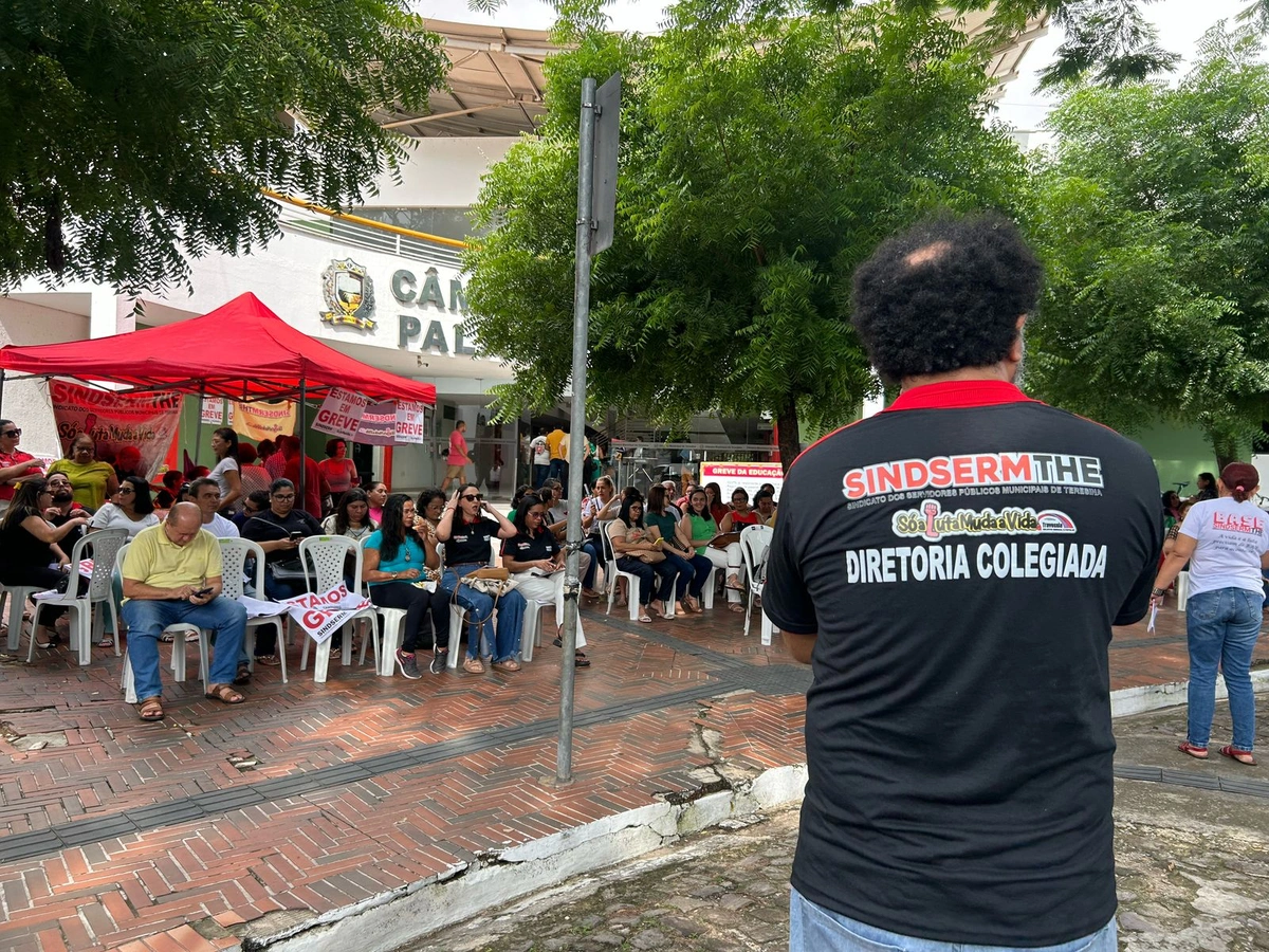 Professores de Teresina promovem assembleia e mantêm greve por tempo indeterminado