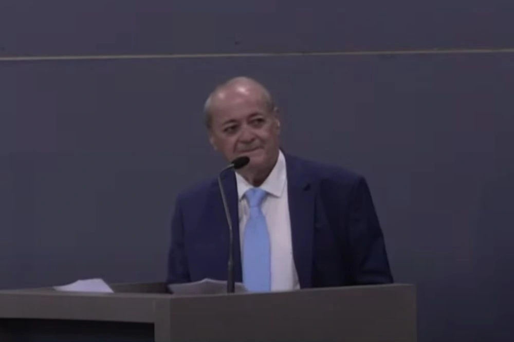 Sílvio Mendes discursando