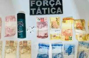 Suspeito de traficar cocaína e loló dentro de bar é preso em município no Piauí (Foto: Reprodução) Suspeito de traficar cocaína e loló dentro de bar é preso em município no Piauí (Foto: Reprodução)