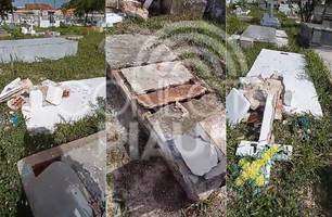 Vândalos depredam túmulos e arrancam corpo de jazigo em cemitério de Parnaíba (Foto: Reprodução/Luzia Paula) Vândalos depredam túmulos e arrancam corpo de jazigo em cemitério de Parnaíba (Foto: Reprodução/Luzia Paula)