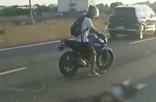 Vídeo flagra homem furtando celular de agente executado no Rio de Janeiro (Foto: Reprodução) Vídeo flagra homem furtando celular de agente executado no Rio de Janeiro (Foto: Reprodução)