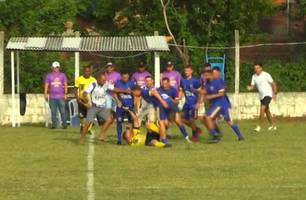 Árbitro de futebol é agredido durante partida no interior do Piauí (Foto: AGP & Raynes Ravel) Árbitro de futebol é agredido durante partida no interior do Piauí (Foto: AGP & Raynes Ravel)