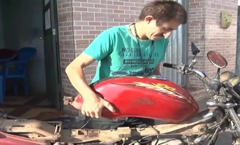 Brasileiro analfabeto cria moto movida a água