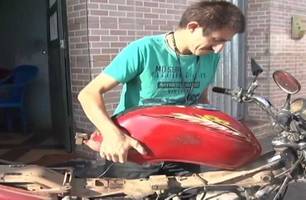 Brasileiro analfabeto cria moto movida a água (Foto: Reprodução) Brasileiro analfabeto cria moto movida a água (Foto: Reprodução)