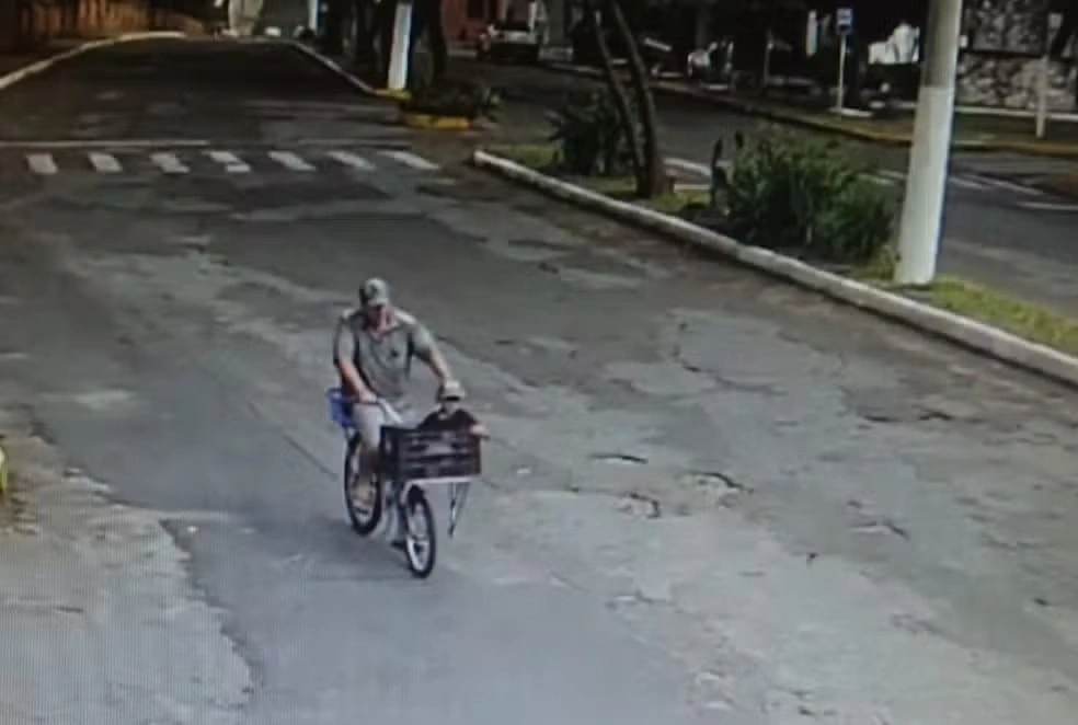 Câmeras de segurança flagraram o pai andando de bicicleta com o filho antes do crimes
