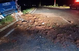Caminhão sai da pista e deixa motorista ferido na BR-316, em Teresina (Foto: Divulgação/PRF)