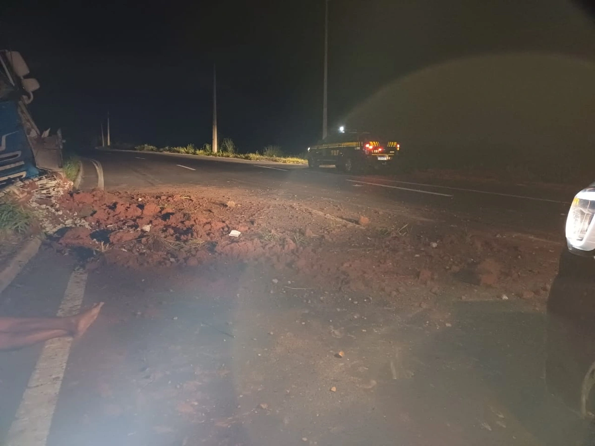 Caminhão sai da pista e deixa motorista ferido na BR-316, em Teresina