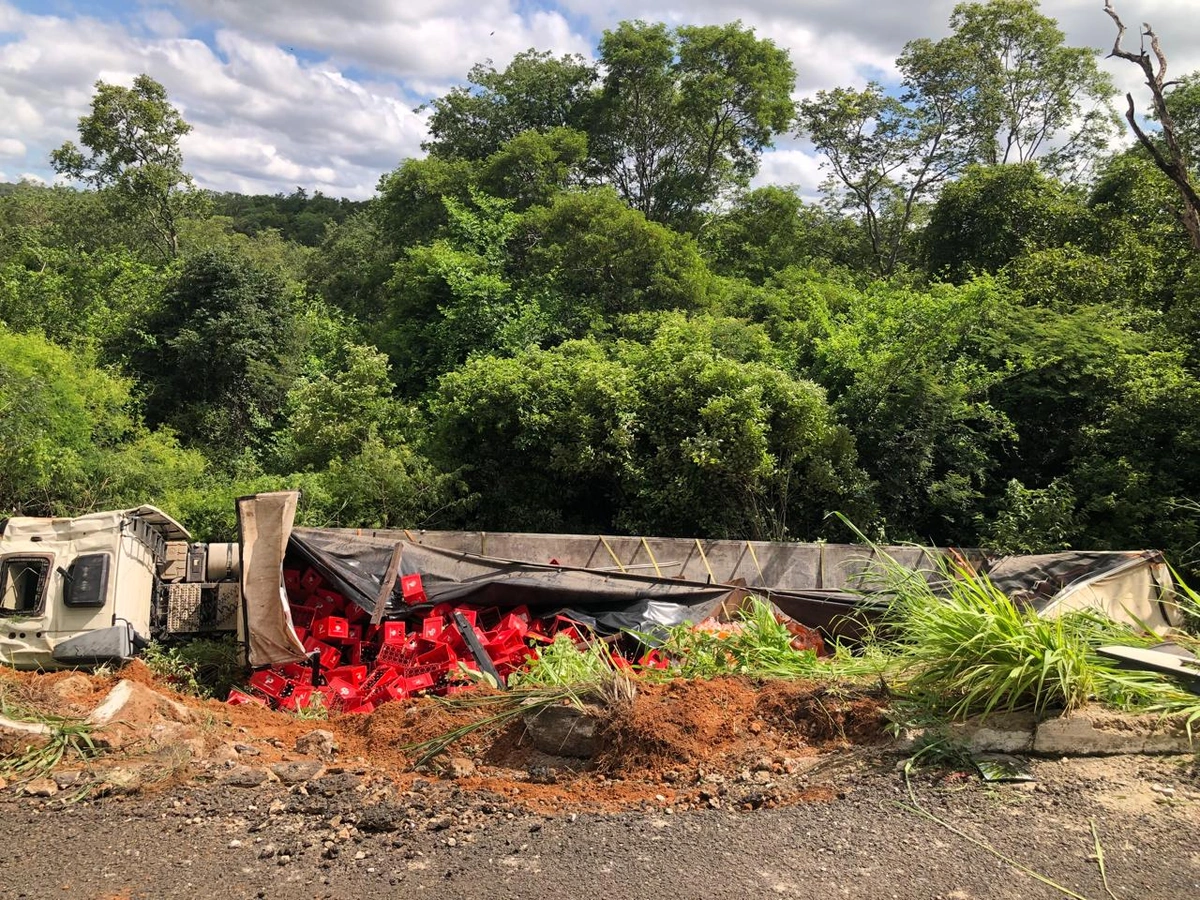Carreta com cerveja tomba na BR-230 em São João da Varjota; motorista fica ferido