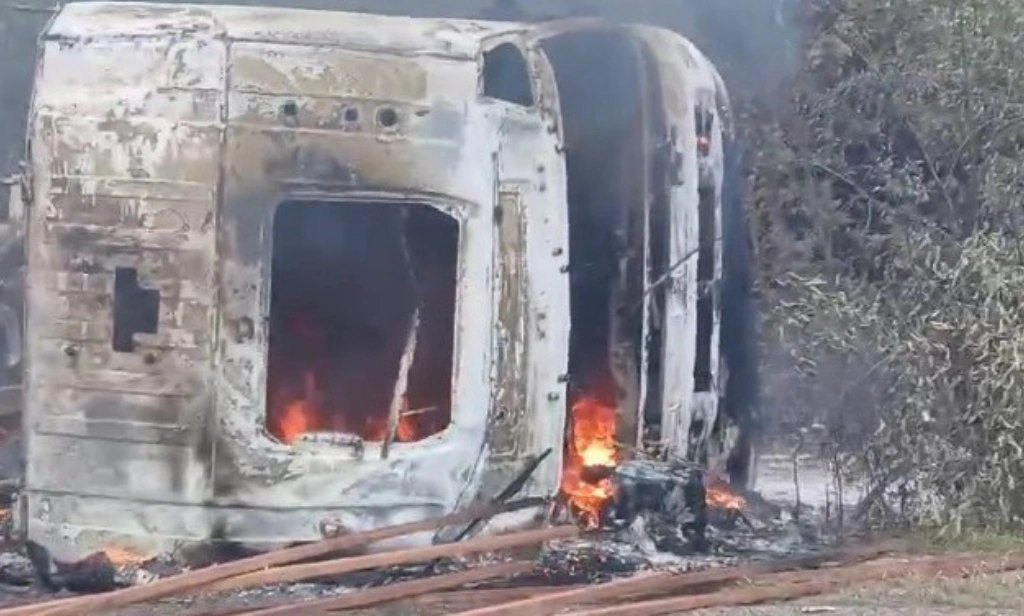 Carreta que transportava carga de madeira tomba e pega fogo em Luís Correia