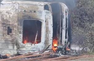 Carreta que transportava carga de madeira tomba e pega fogo em Luís Correia (Foto: Reprodução)