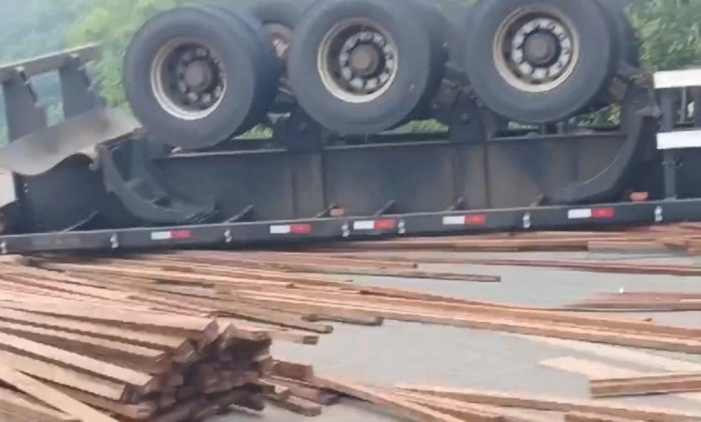 Carreta que transportava carga de madeira tomba e pega fogo em Luís Correia
