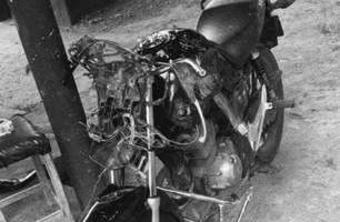 Casal em moto é atropelado por carro com paredão de som em município no Piauí (Foto: Reprodução) Casal em moto é atropelado por carro com paredão de som em município no Piauí (Foto: Reprodução)