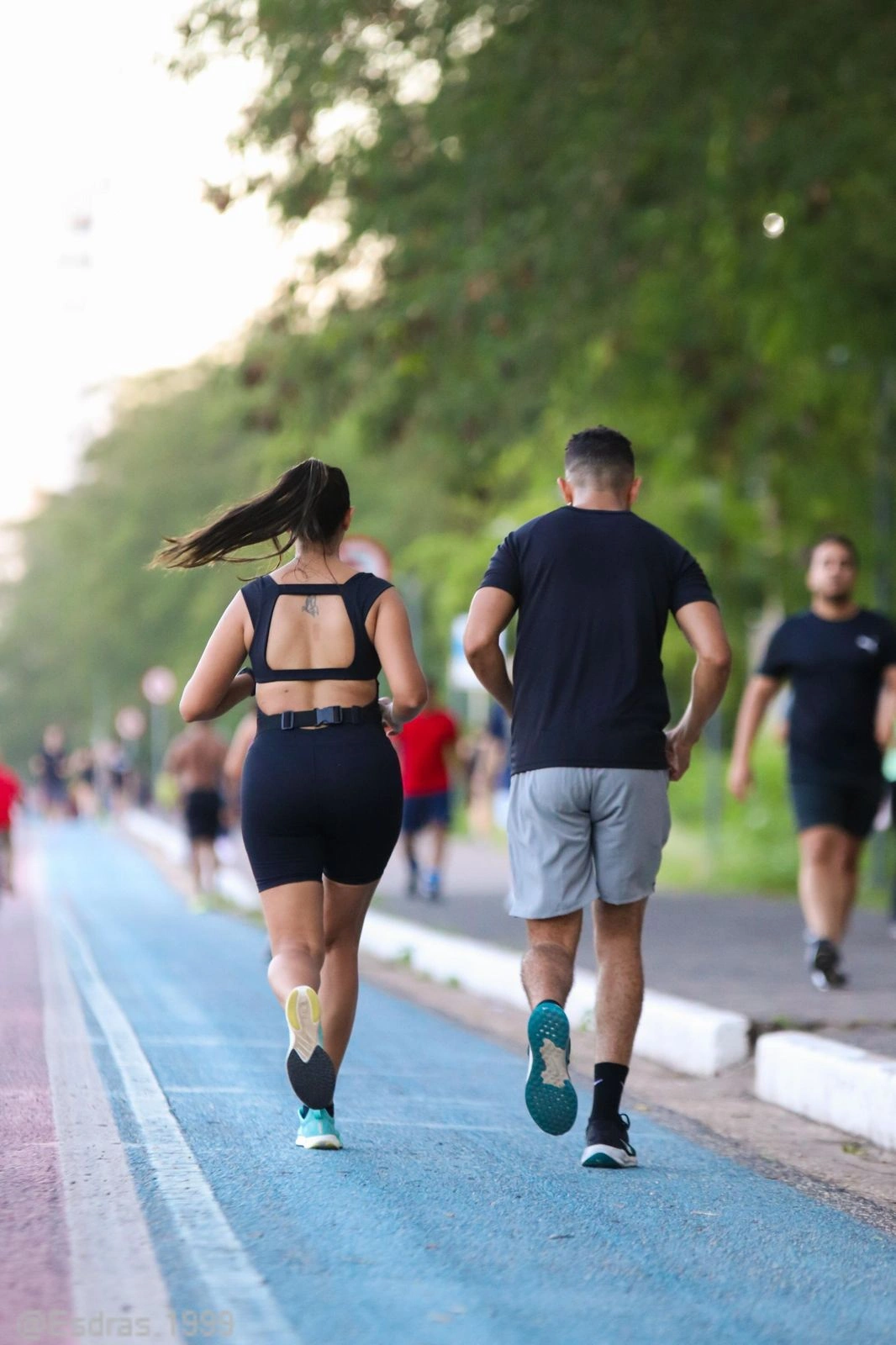 Casal praticando corrida na Raul Lopes
