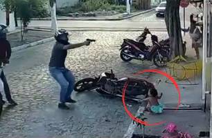 Criança fica entre os tiros durante tentativa de homicídio na Paraíba (Foto: Reprodução)