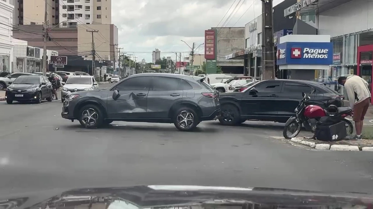 Entregador por app colide motocicleta contra carro na av, Homero, em Teresina