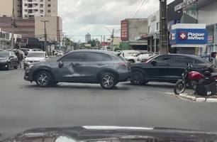 Entregador por app colide motocicleta contra carro na av, Homero, em Teresina (Foto: Reprodução) Entregador por app colide motocicleta contra carro na av, Homero, em Teresina (Foto: Reprodução)