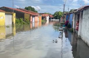 Famílias do 'Piscinão de Parnaíba' sofrem com enchentes durante a madrugada (Foto: Conecta Piauí) Famílias do 'Piscinão de Parnaíba' sofrem com enchentes durante a madrugada (Foto: Conecta Piauí)